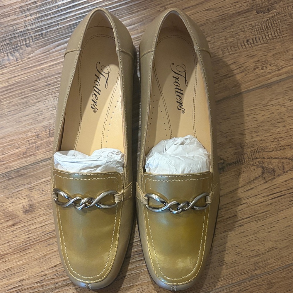 NWOT Trotters Women's Golden Beige Loafers Size 7 1/2 Elegant Stylish